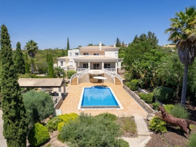 Sea view 4 bed villa in Carvoeiro, Algarve for sale 1