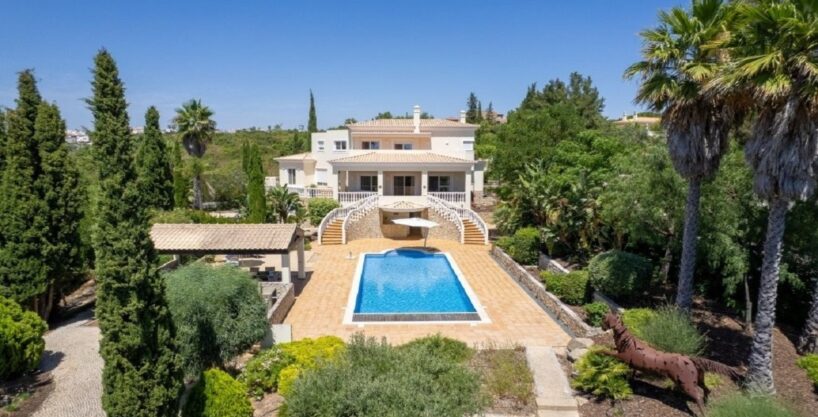 Sea view 4 bed villa in Carvoeiro, Algarve for sale 1