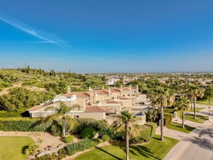 Sea view 5 bed house with pool in The Crest, Almancil, Algarve 1
