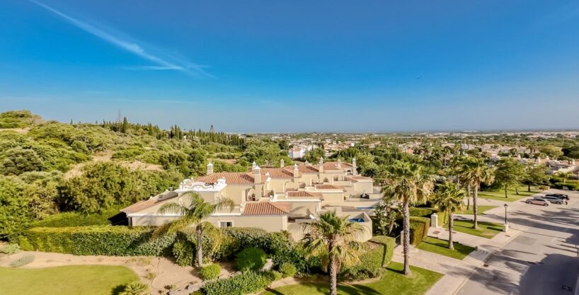 Sea view 5 bed house with pool in The Crest, Almancil, Algarve 1
