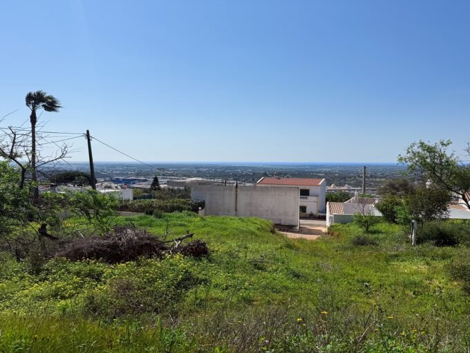 Sea view building plot in Santa Barbara de Nexe, Algarve 1