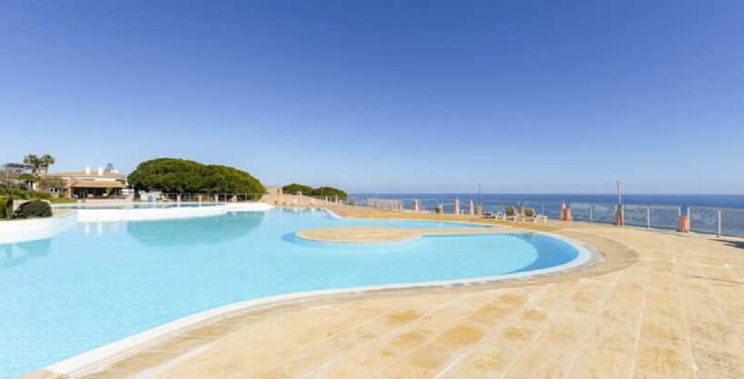 Sea view clifftop townhouse for sale in Luz, Algarve 5