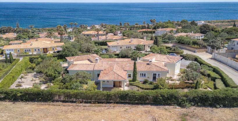 Sea view detached villa in Reserva da Luz, West Algarve 1
