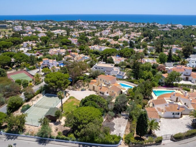 Sea view villa with pool & tennis court in Carvoeiro main