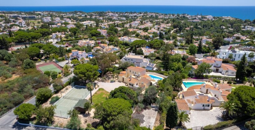 Sea view villa with pool & tennis court in Carvoeiro main