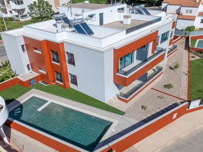 3 bed apartment with pool and garage in Vilamoura, Algarve 1
